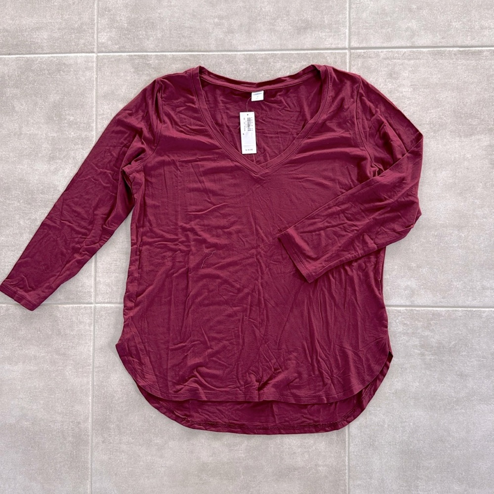 *NWT* Old Navy Women's V-Neck Burgundy Super Soft Luxe Tee - Size Small